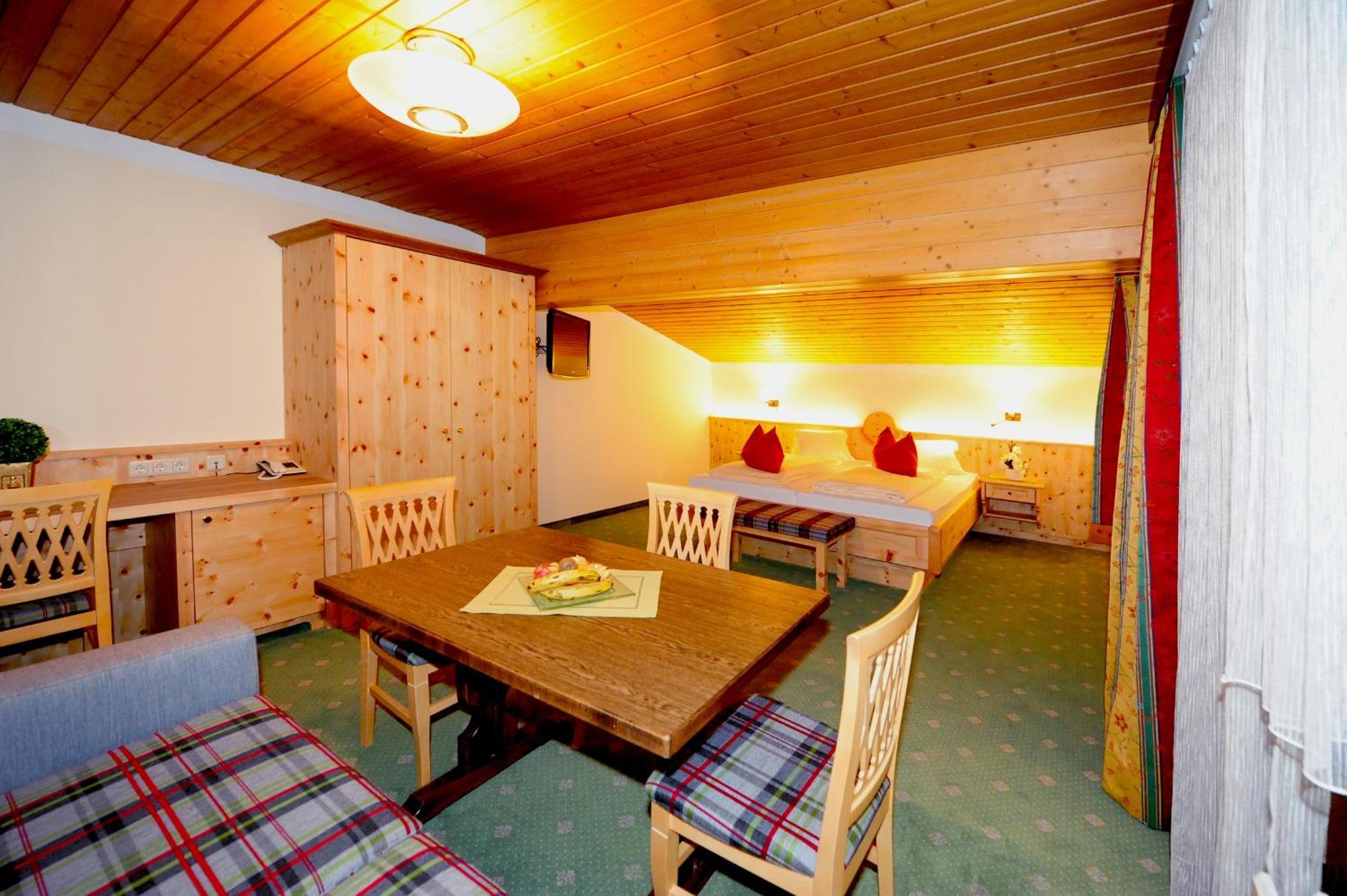Ski In Ski Out Hotel Unterellmau Заалбах-Хинтерглем Стая снимка